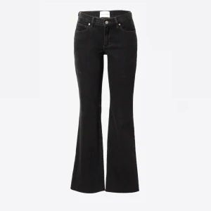 Svarta bootcut jeans - Snygga svarta bootcut jeans med låg midja. Säljer då de inte passar längre, nypris 900kr säljer för 450kr, skriv om ni har några frågor🫶🏼märket är Aband Jeans