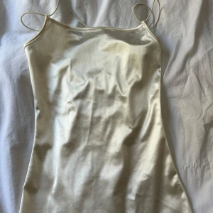 Satin klänning - Fin satin klänning! Perfekt till skolavslutning, student osv. Något nopprig och här användts ett par gånger. 