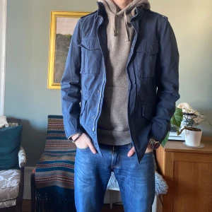 Aspesi Jacka - Säljer en helt sprilllans ny fieldjacket från det italienska märket Aspesi! 10/10 skick aldrig använd och med alla lappar kvar (+prislapp+extra knappar) Nypris är över 5000kr från butik, vi säljer för endast 1499. Den har en tidlös design som går att klä upp till både semiformella tillfällen men också mer dagliga. Kvaliten är otrolig vilken ger jackan en väldigt lång livslängd. Modellen är 185 62kg och passar bra (brukar bära M). Kontakta oss vid minsta lilla fundering! 😁🙌