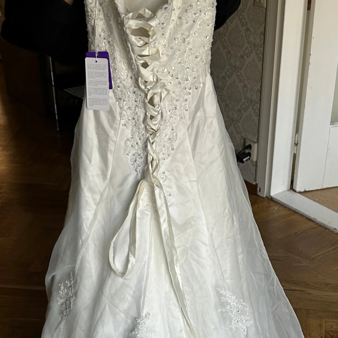 Vit brudklänning med spetsdetaljer - 1