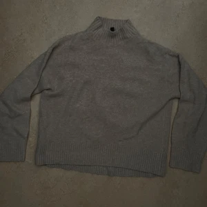 Uniqlo sweater - Beige nästintill oanvänd uniqlo sweater i perfekt skick