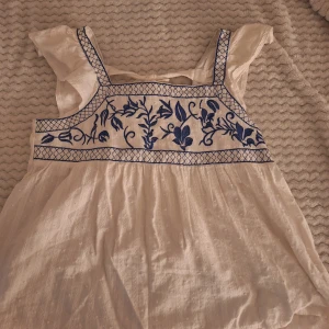 Söt topp - En jätte söt topp med rosett där bak. Som ny i storlek S