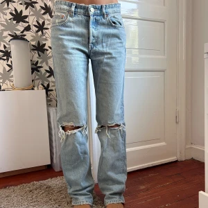 Low waist Jeans - Low waist jeans från zara som är långa i benen  Modellen är 165cm Knappt använda  Jättebra skick i storlek 38