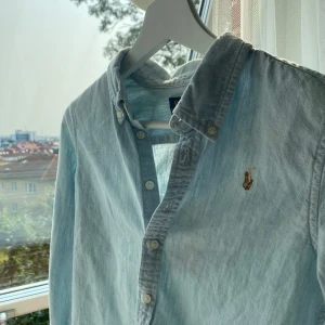 Ralph lauren skjorta - Säljer denna sjukt feta Ralph lauren skjorta i storlek 14! Passformen är lite liten så den sitter lite tajt! Det finns inga defekter alls, pris kan diskuteras