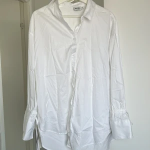 Vit skjorta med detalj från NA-KD  - Vit skjorta med detalj på armarna från NA-KD i storlek 36💞