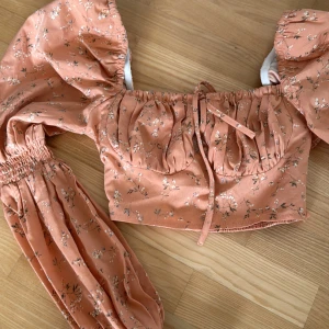 Topp - Så fin och somrig sommartopp från NA-KD. Storlek 36 helt oanvänd!