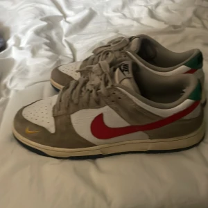 Light iron ore red Nike dunks  - Storlek 43 andvända i typ 2 månader 