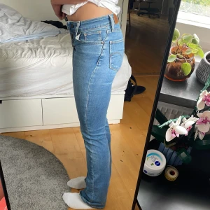 Midwaist Levis bootcut  - Säljer dessa jeans från Levis då de blivit försmå Jeansen är bootcut och sitter under naveln, materialet är ganska strechigt 💕 Pris går att disskutera!! 💘🌸