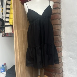 Zara klänning - Super fin Zara klänning, för liten i bysten därför säljer jag.