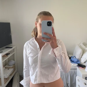 Skjorta med knytning i ryggen från Kendall x Kylie  - Skjorta med knytning i ryggen från en collab mellan Kendall och Kylie Jenner. 