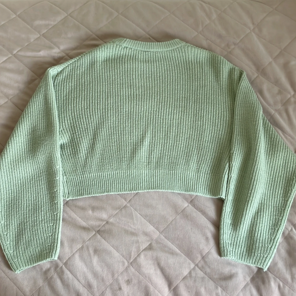 Ljusgrön stickad croppad tröja - 92