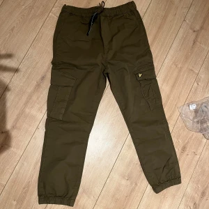 Lyle & Scott gröna byxor  - Mörk gröna Lyle & Scott byxor för 12-13 åring!! Jätte fina helt nya och oanvända byxor som säljs för att de helt enkelt aldrig användes!! 