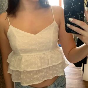 Vit volangtopp  - Sommartopp från shein med dubbelt material över brösten så man inte behöver ha BH och det är en dragkedja på sidan. Skriv om du har några frågor!🤍