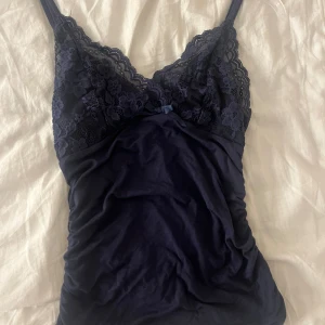 Mörkblått spetslinne xs - Jättefint linne som tyvärr inte kommer till användning💗