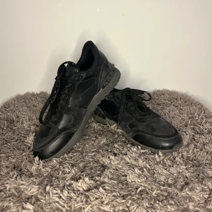 Valentino Rockrunners - Ett par tvär feta Valentino Rockrunners, i dunder skick🤩💯 Perfekta skorna för kommande säsongerna och skolstart🙌💯Skorna passar ungefär 39-41. Hör gärna av er vid flera frågor eller funderingar