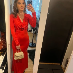 Röd långklänning - Säljer denna jätte fina långklänning i strl XS Använd endast 1 gång