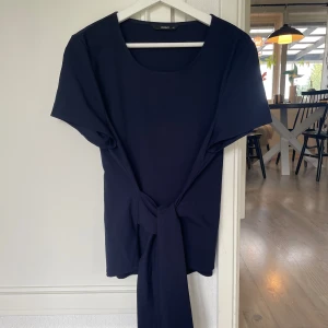 Blus  - Mörkblå blus man kan knyta runt midjan både fram och bak💕 strl 42 men passar mig som är s då man kan knyta den hur hårt man vill