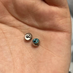 Peircing bollar playboy  - Säljer pga ja köpte osen va dom för stora men dom passar för typ tungpeircing, o navel och aa vet it mer än d iaf,  ej använt 