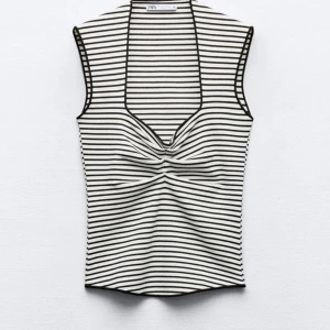 Randig topp - Jättesnygg festtopp, använd 1 gång! Passar till både jeabs och kjol och sitter jättefint på. Kontakta för fler bilder eller prisförslag 🔥🔥☀️☀️