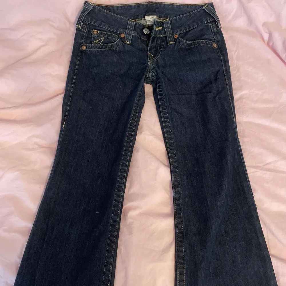 Säljer dessa as fina lowrise bootcut true religion jeansen i storlek 27!! Midjemåttet är ca 37 cm rakt över och innerbenslängd är 84 cm och byxorna är i perfekt skick<3. Jeans & Byxor.