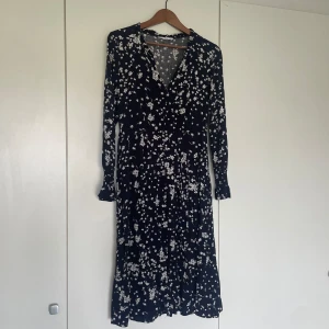 Klänning  - Klänning från ellos strl 38, och är i ett bra skick, hör av er vid frågor samt övriga funderingar 