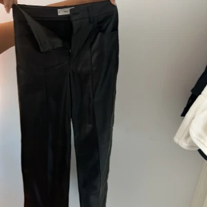 Läder byxor  - Jätte fina byxor och väldigt bekväma då det är mjukt material invändigt 