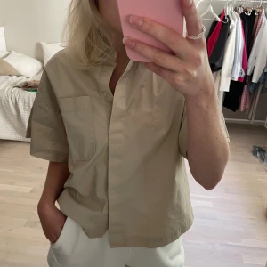 Cropped shirt  - Kroppad skjorta från gina tricot. Väldigt bra skick Storlek XS 