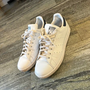 Stan Smith skor - Säljer mina Stan Smith skor i storlek 44.