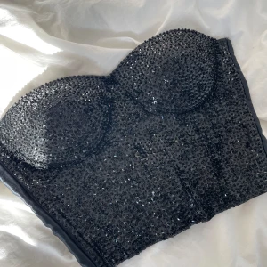 Svart paljett korset - En jätte cool svart paljett korset som aldrig användts. I storlek s/m och pris kan diskuteras😊