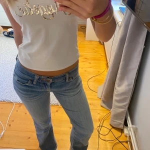 Lågmidjade jeans  - Bra skick, endast använd några gånger, när jag köpte dom hade dom hål där bak men sydde dom, det syns knabbt när man har på byxorna.