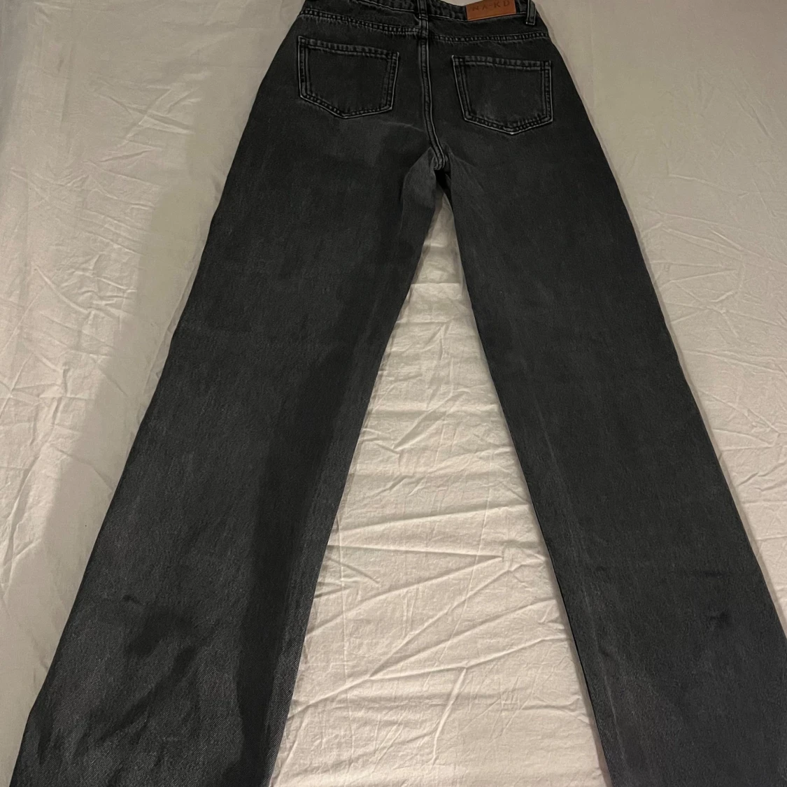 Upptäck dina nya favoritjeans! Stilrena och bekväm i storlek 36, ett perfekt tillskott till din garderob.  - 90