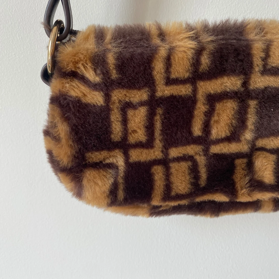 Brun och beige pälsväska - 90