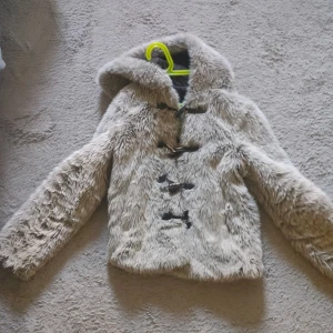 Pälsjacka fishbone  - Pälsjacka från fishbone, storlek s. Okej skick. Lädret vid stängningarna har börjat lossna fyi.