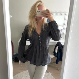 grå blus - så fin grå blus i fint skick!🫶🏼stolek 44 men mera som en M/S