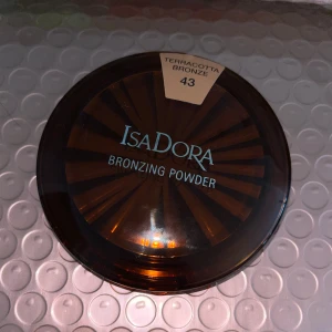 Bronzer från Isadora - En bronzer som var fel färg för mig, köpt på kicks för 189kr och säljer för 90kr. Den är endast testad annars helt ny och plastskivan är kvar samt puffen som aldrig använt. 
