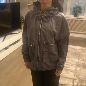 zara tunnjacka - zara tunnjacka i nyskick strl xs men funkar upp till m olivgrön