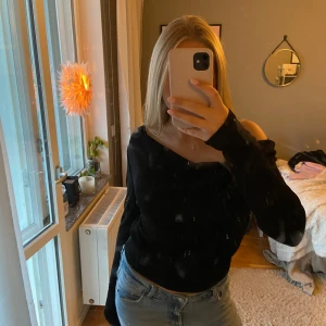Offshoulder topp  - Jättefin offchoulder topp med lite glitter i sig! Tyvärr kommer den inte till andvänding längre💗 den har lite knottror, därav priset!