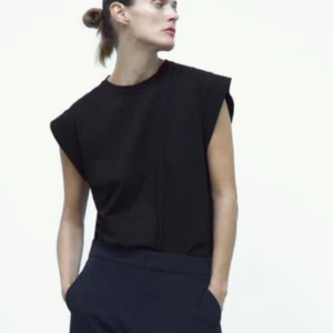 Svart ärmlös topp - Snygg och stilren svart topp från Zara. Använd en gång 💗 skriv för fler bilder