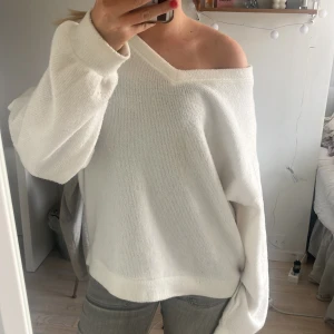 Stickad tröja - Jättefin stickad, säljer då jag har för många🤍🤍🤍