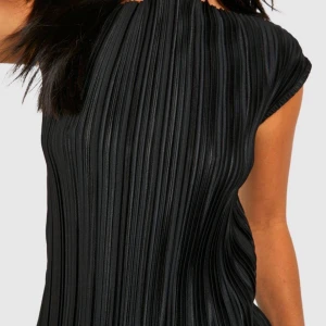 Zara blus  - Säljer denna blusen från zara. Den är helt ny och nästan aldrig använd. Storlek xs och superskönt material. Pris kan diskuteras!!