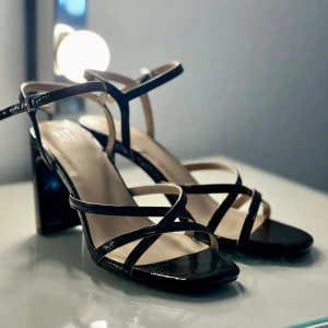 Svarta skor med klack  - Endast provade inomhus. Som nya. Klackstolek ca 8-9cm Nypris 550kr