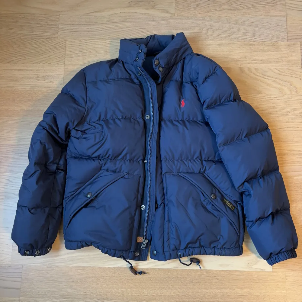 Ralph lauren dun jacka 🧥 | storlek: M modellen är 179 cm och den passar perfekt | kondition: 9/10 | såklart äkta ⚜️. Jackor.