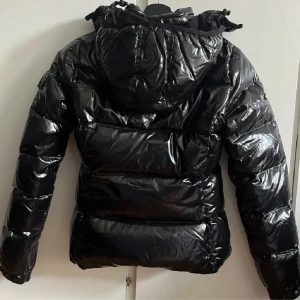 Vinterjacka  - !!lånade bilder!! Jacka köpt på Plick men den passade inte. Storlek xxs Från wolffwear. Nyskick! 400 kr 💕💕pris kan diskuteras 