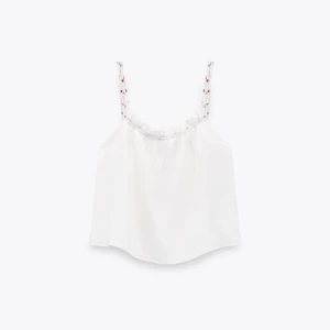 Vitt linne zara💗💗 - Säljer detta fina linnet i väldigt bra skick från zara, säljer pga kommer inte till användning💕 orginalpris:329kr  Säljer nu för: 90kr💗💗 Kan diskutera pris