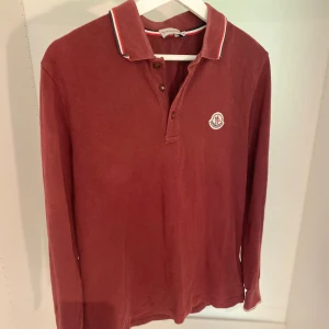 Moncler Pike - Hej! Säljer nu denna långärmade moncler pike , storlek M, skicket bedömer vi är bra, tveka inte på att höra av er vid frågor kring pikén! 