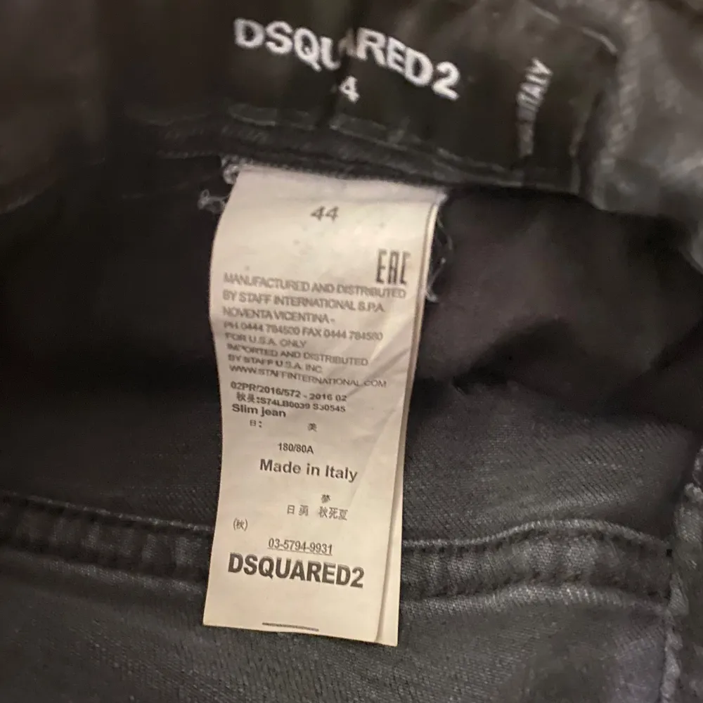 Slim fit jeans från dsquared2. Självklart äkta. Har använt dom ett par gånger men dom är som nya. Pris går att diskutera för en snabb affär. Tar emot byten. Jeans & Byxor.