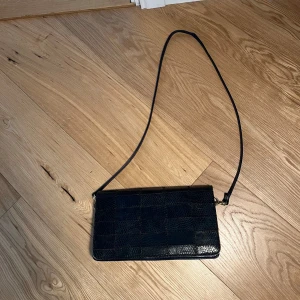 Vintage handväska - Jättesnygg marinblå vintage handväska med två fack. Har några mindre slitningar på sidan🥰