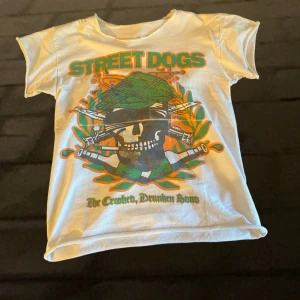 Street dog t-shirt - Super cool street dog t-shirt❤️de finns tyvärr inga lappar på den men skulle gissa den är S eller M i storleken💖