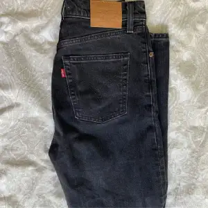 Svarta Levis jeans som tyvärr inte kommer till användning. Något stora i midjan så passar även w26. Frakt tillkommer 💕