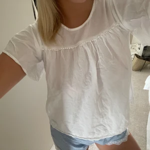 Linneblus  - Supersöt blus i linne material från Ellos. Barnstolek 150 men passar XS och kanske S och även för liten för mig! OBS har ett litet hål precis vid vänsterkanten på baksidan men inget jag tänkt på❤️